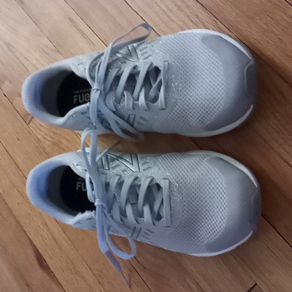 Girls 3.5 extra wide New Balance running shoes